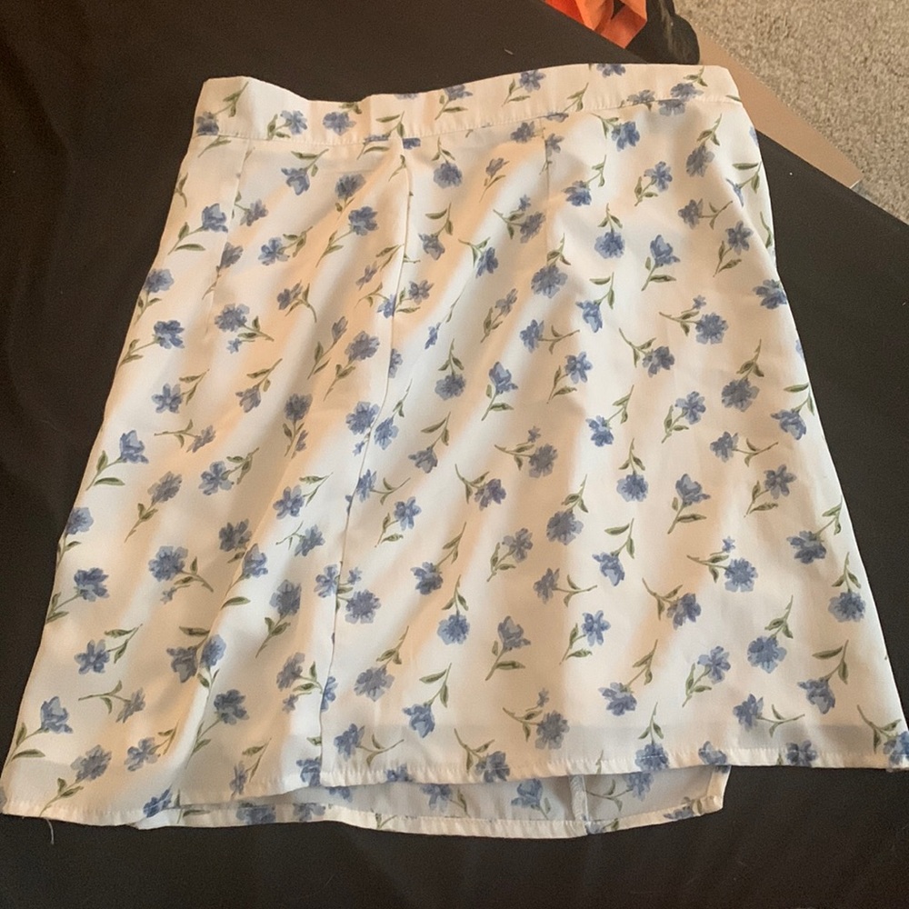 White and blue flower print mini skirt